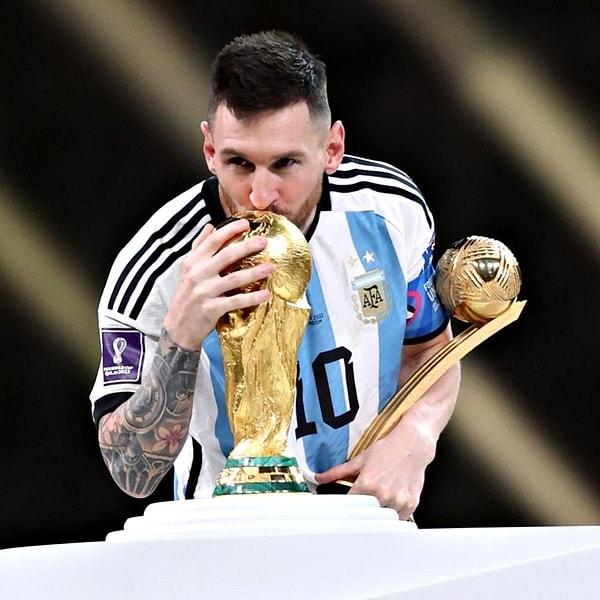 Arjantin'i 3. kez şampiyon yapan Messi, kupa töreninde milyarlarca insanı ekran başına kilitledi.