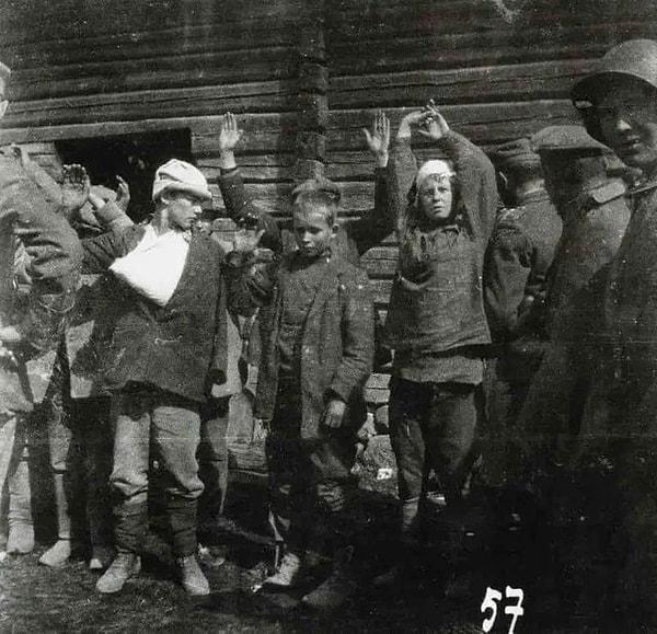 6. 1918 yılında Alman askerleri tarafından esir alınan Finlandiyalı çocuklar: