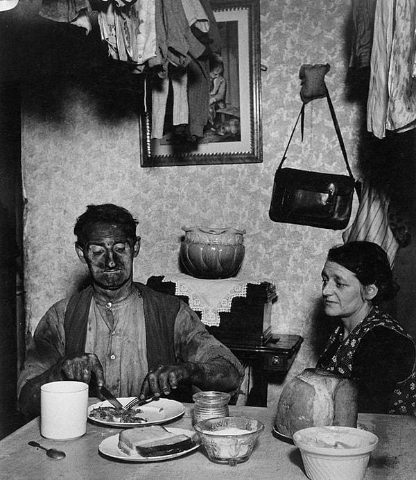 20. Eşiyle birlikte akşam yemeği yiyen madenci - 1937: