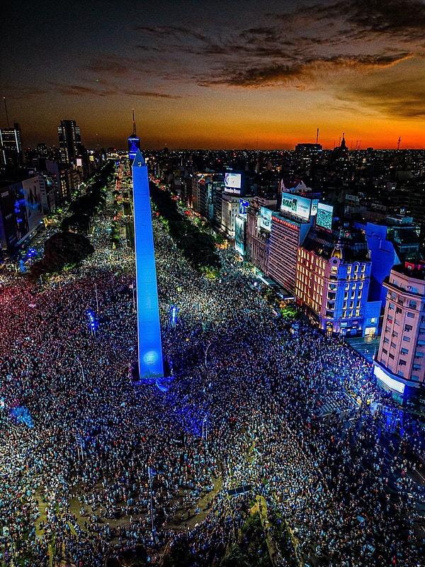 Dünya Kupası'nın kazanmasının ardından ardından Arjantin sokakları cıvıl cıvıldı. Sosyal medyaya ise birbirinden güzel görüntüler düştü.