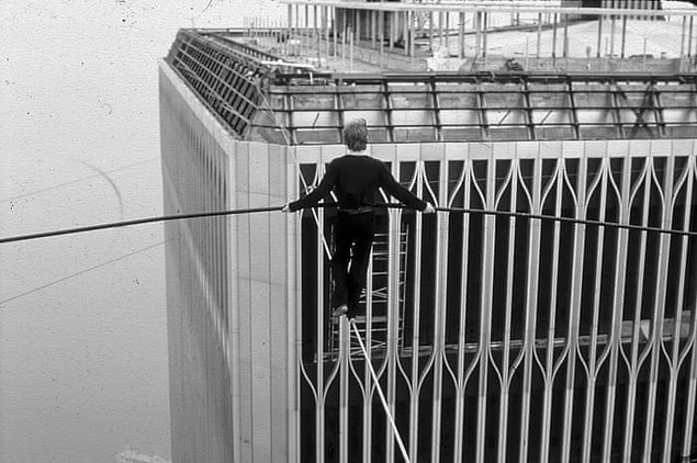 6. 7 Ağustos 1974'te Philippe Petit, eski Dünya Ticaret Merkezi'nin İkiz Kuleleri arasında asılı ipte yürüdü.