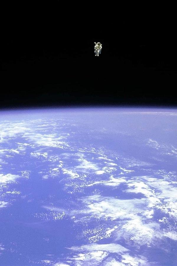 1. Uzaya dair gelmiş geçmiş belki de en tüyler ürpertici bu görselde astronot Bruce McCandless hiçbir teçhizatı olmadan uzay aracının güvenli bölgesinden ayrılarak uzayda süzülüyor.