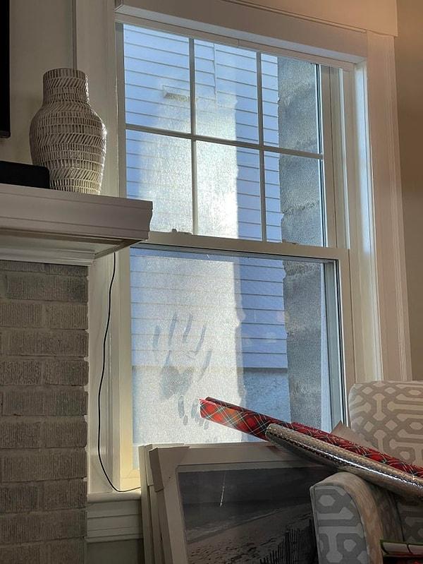 7. Evinizin penceresinin dış tarafında bu el izini görseniz ne yapardınız?