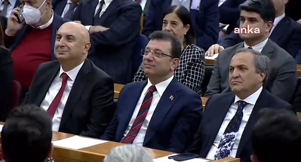 Geçtiğimiz günlerde görülen davada 'Kamu görevlisine hakaret' suçlaması ile hapis cezası ve siyasi yasak cezası alan Ekrem İmamoğlu, katıldığı grup toplantısında CHP Genel Başkanı Kılıçdaroğlu tarafından övüldü.