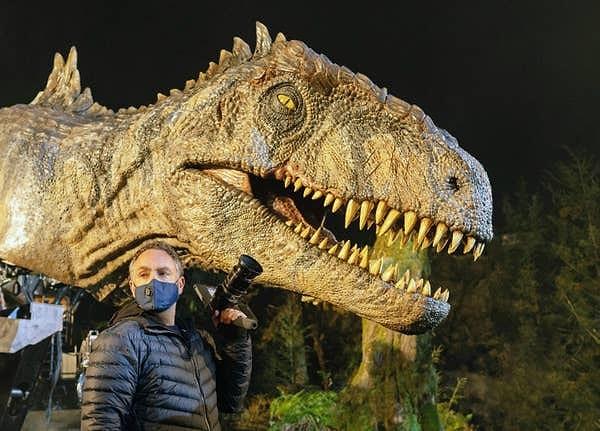 14. Jurassic World: Dominion filminin setinde bu tatlı dinozor yönetmen Colin Trevorrow ile yakın çekime hazırlanırken;
