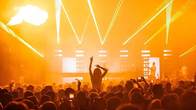 Karar; film gösterimi, spor müsabakaları, at yarışı, konserler gibi bir çok alanı kapsıyor. Karar; film gösterimi, spor müsabakaları, at yarışı, konserler gibi bir çok alanı kapsıyor.