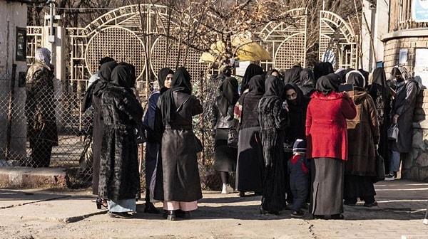 Binlerce kadın bugün üniversitelerin kapısında silahlı Taliban militanları tarafından durduruldu.
