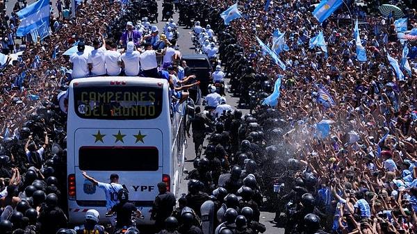 Takım otobüsü ile kutlamalara katılan Arjantin Milli Takımı'nda kaleci Emiliano Martinez'in yapmış olduğu hareket ise dünyada gündeme oturdu.