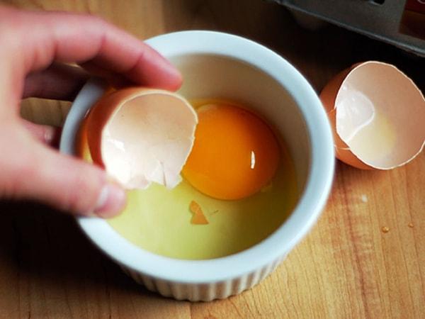 1. Yumurta kırarken içine yumurta kabuğu düştüyse, parmaklarınızı ıslatıp kolaylıkla kabuğu çıkarabilirsiniz.