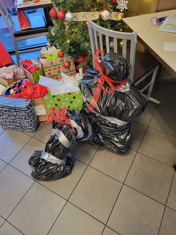 10. Вот как один из моих коллег упаковал свой подарок в качестве Тайного Санты