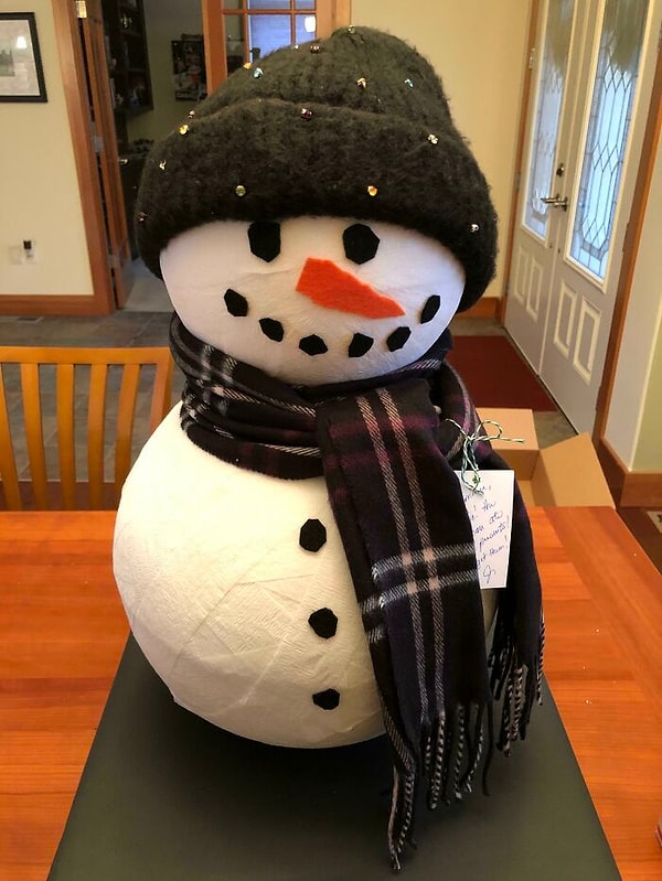 20. Подарочная упаковка для снеговика. Голова и туловище сделаны из полого пенополистирола, куда я спрятал подарки.