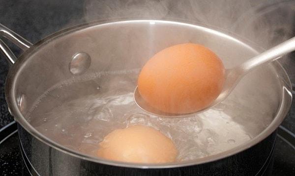 1. Yumurta haşlamak için kaynattığınız suya biraz ekleyin. Beyaz sirke, yumurta aklarının sertleşmesin yardımcı olur ve size daha homojen bir haşlanmış yumurta verir.