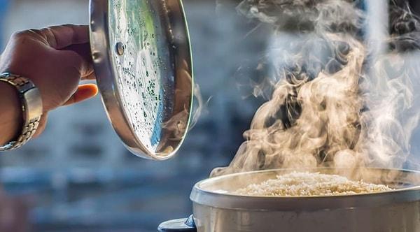 3. Pilav pişirme suyunuza bir çay kaşığı sirke ekleyin. Bu size daha az nişastalı, daha kabarık taneler verecektir.