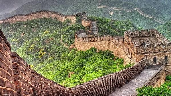 Çin Seddi'ne duvar boyunca düzenli aralıklarla gözetleme kuleleri haberleşmek için kullanılmıştır.