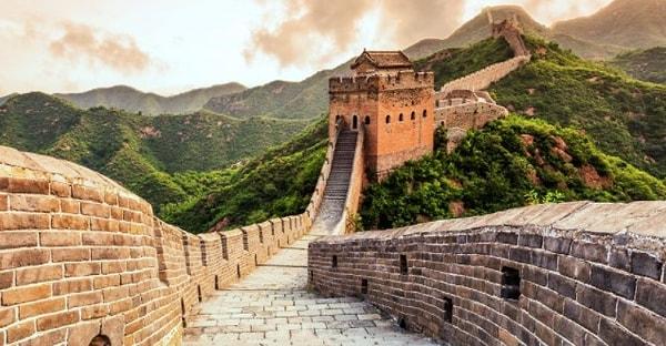 1970 yıllarında Çin Seddi, despotizm sembolü olarak görülürdü. Bu nedenle insanlar inşaatları için bu duvarlardan aldıkları taşları ve tuğlaları kullanırlardı.