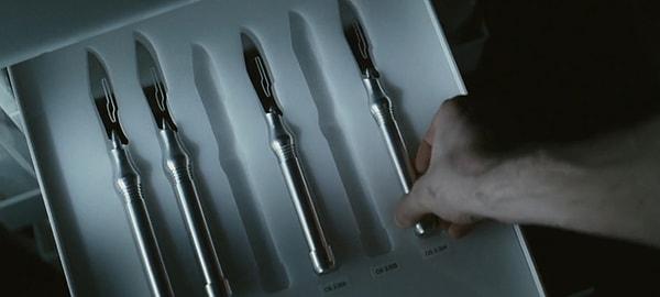 14. Sunshine (2007) filminin başında gösterilen bıçakların iki tanesinin eksik olması filmin sonunda ne olacağını aslında bizlere net bir şekilde açıklıyor.