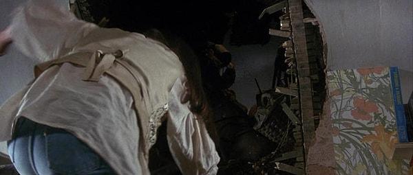 7. Labyrinth (1985) filminde Sarah'ın odasında 'Dungeons and Dragons' oyununun kutusunu görebilirsiniz.