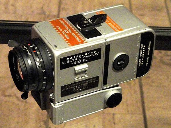 Fotoğrafın çekildiği kamera ise modifiyeli bir Hasselblad 500 El olarak tarihe geçti.