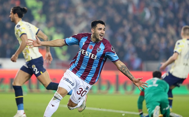 Bordo-mavililer, ezeli rakibi Fenerbahçe'yi 2-0'lık skorla mağlup etti.