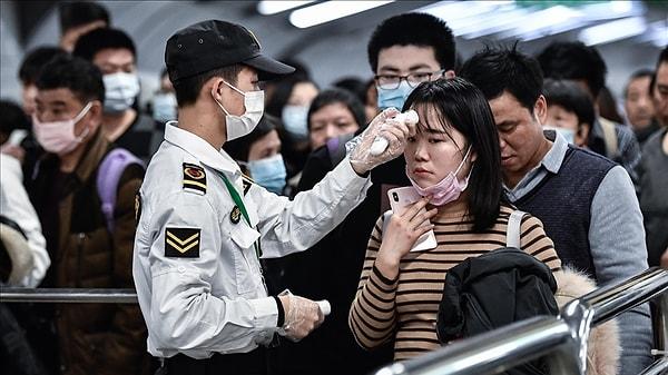 Pandeminin ilk dönemlerinde, tartışmalı uygulamalarla, insanları eve hapsettiği gerekçesiyle eleştirilen Pekin hükümeti şimdi ise tam tersi bir tablo çiziyor.