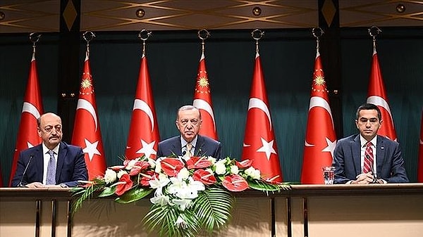 Cumhurbaşkanı Recep Tayyip Erdoğan, işçi cephesinin masadan kalkmasının ardından 2023'te geçerli olacak asgari ücreti geçen hafta 8 bin 500 lira olarak açıklamıştı.