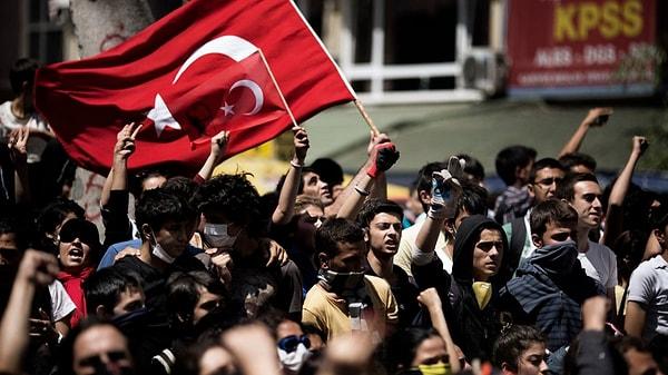 Karataşlı'nın paylaşımını alıntılayan Akçay da muhalefetin 'mücadele' biçimine tepki gösterdi.