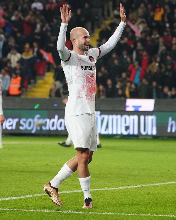 Beşiktaş maçın 3'te 2'lik kısmında kaleye isabetli şut çekemedi. 71. dakikada ceza sahasının dışında topu süren Joao Figueiredo, Beşiktaşlı savunmacıları geçti ve düzgün bir vuruşla skoru 1-0'a getirdi.