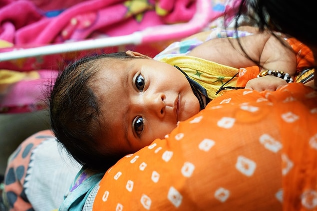 9. Certains Indiens lancent traditionnellement des bébés de moins de 2 ans d'une hauteur de 10 à 15 mètres !