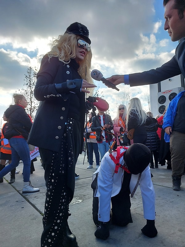 Eylemde Sisi lakaplı Seyhan Soylu da yer aldı. Seyhan Soylu'nun bir insana köpek tasması takarak dolaştırması eyleme damga vuran anlardan oldu.