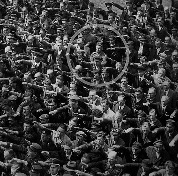 2. 13 Haziran 1936'da Horst Wessel adlı savaş gemisinin tanıtımının başlangıcında Nazi selamı vermeyen tek insan olarak ünlenen  August Landmesser.