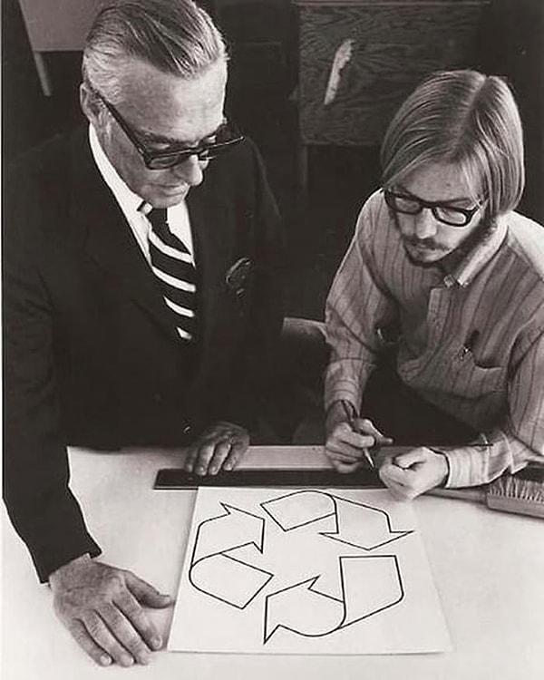 14. 1970 yılında G. Anderson, geri dönüşüm sembolünü ilk kez çizerken.
