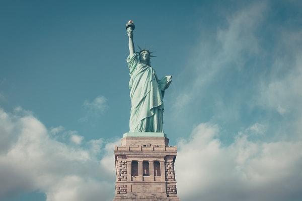 1. Fransa'nın ABD'ye hediye ettiği Özgürlük Heykeli, listemizin en bilinen örneklerinden biri.