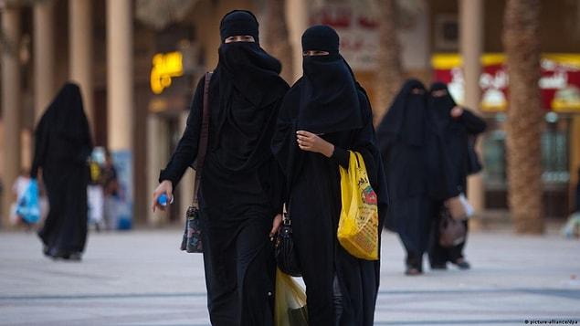 Suudi Arabistan’da 2018 yılında alınan bir kararla çarşaf giyilmesi bir zorunluluk olmaktan çıkmıştı. Yalnızca tercih eden kız öğrenciler sınavlara çarşafla gidiyordu.