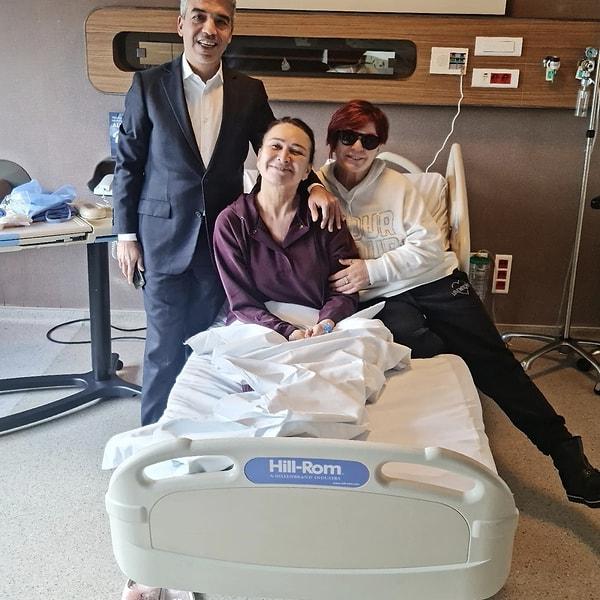 Başarılı şarkıcı Emel Müftüoğlu, yakın arkadaşını hastanede yalnız bırakmadı. Müftüoğlu, Akbağ ile hastane odasından birlikte karesini paylaştı.