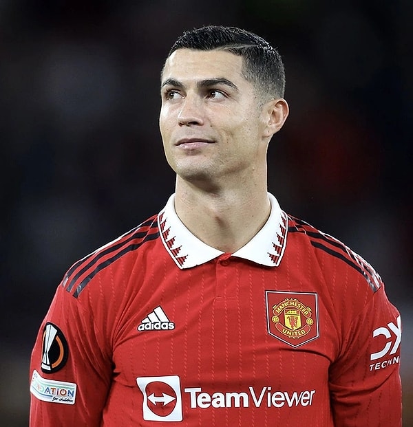 38. Yılan hikayesine dönen Manchester United-Cristiano ilişkisi son buldu. Manchester United, Cristiano Ronaldo'nun sözleşmesinin karşılıklı olarak feshedildiğini açıkladı.