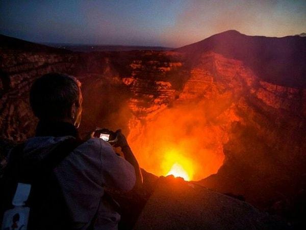 3. 60 yaşındaki volkan bilimci Rodolfo Alvarez ve 25 yaşındaki rehber Adriac Valladares, Nikaragua'daki Masaya Yanardağı'nın içine düştükten sonra hayatta kalmayı başardılar.