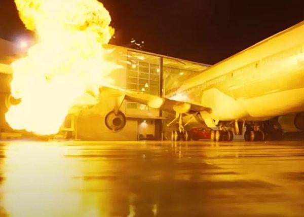 12. 'Tenet' filminde havalimanına çarpan Boeing 747 uçağı maket değil gerçekti!