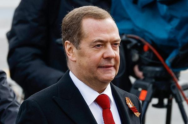 "Yeni bir yıldan önce herkes tahminlerde bulunmayı sever" diyerek giriş yapan Medvedev söz konusu çarpıcı kehanetlerini paylaştı.