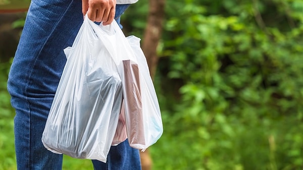 Resmi Gazete’nin bugünkü sayısında plastik poşetlerle ilgili bir karar yayınlandı. Cumhurbaşkanlığı’nın bazı ürünlerden tahsil edilecek geri kazanım katılım payı tutarlarını yeniden belirleyen karar dikkatlerden kaçmadı.