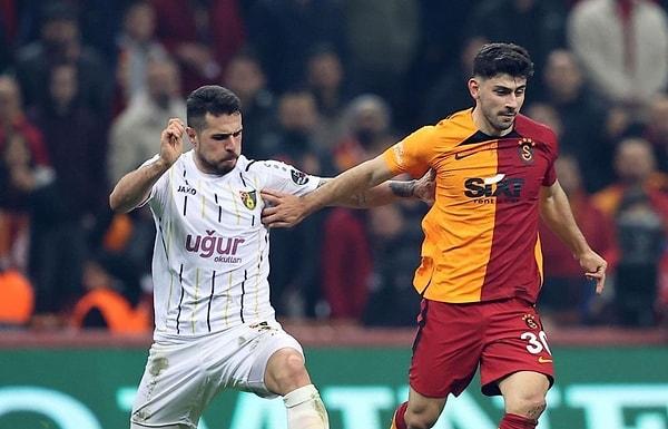 Ligdeki son maçında evinde İstanbulspor'u 2-1 mağlup eden Galatasaray, lider Fenerbahçe'nin bir puan önüne geçti.