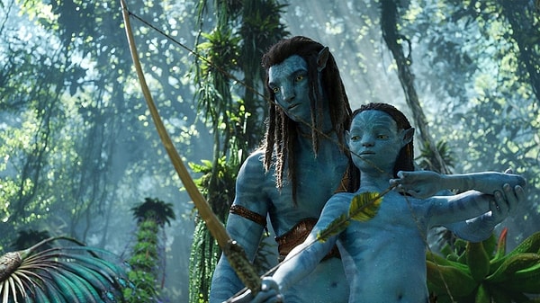 Hem konusuyla hem de görselleriyle izleyiciden tam not alan Avatar 2 filminin yönetmen koltuğunda ise James Cameron oturuyor.