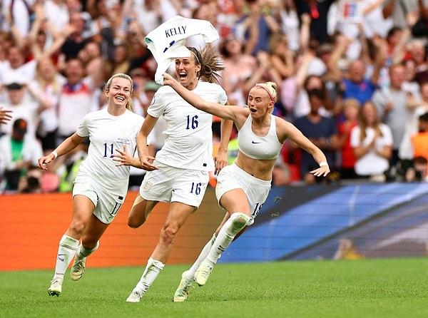 1. Kadınlar Euro 2022 finali... İngiltere-Almanya maçı. İngiliz Chloe Kelly ikinci golünün ardından Jill Scott ve Lauren Hemp ile sevincini paylaşıyor.