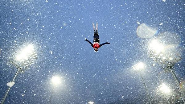 7. 2022 Pekin Olimpiyatları serbest kayak yarışları öncesi Belaruslu Anastasiya Andryianava antrenmanda...