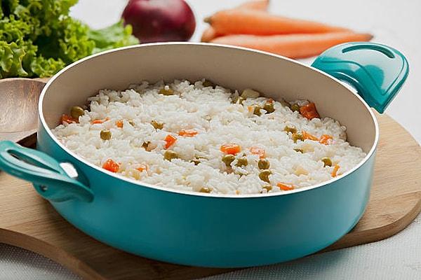 6. Pilav yaparken pilavı sürekli karıştırırsanız pirincin içerisindeki nişasta açığa çıkacak ve böylelikle pilavınız lapa hale gele gelecektir.