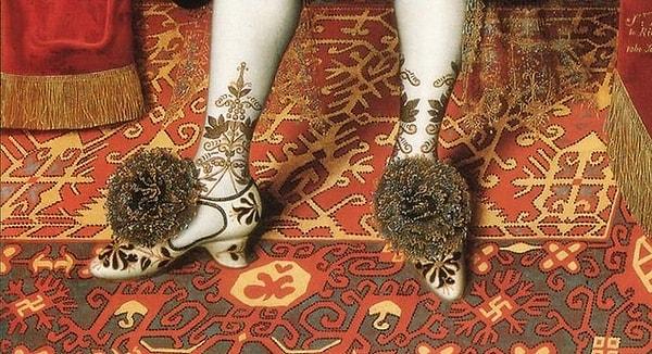 Önceleri ayakkabılar kurdelelerle süslenirken daha sonra metal tokalar popüler hale geldi.