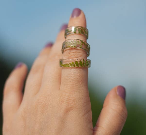 1. "Украшения из смолы! Это выглядит дешево и безвкусно, но продавцы берут за это целое состояние. Кроме того, это ужасно для окружающей среды".