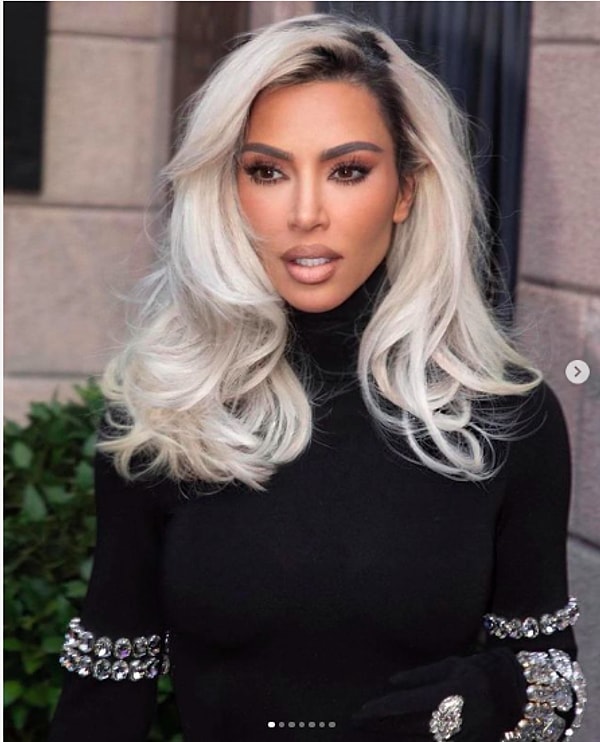 6. "Эта тенденция в макияже, которая существует уже много лет: покрывать лицо тоннами тонального крема (из-за чего ваши контуры и естественные черты лица исчезают, что делает вас похожим на персонажа Sims), и, следовательно, вам нужны тонны других продуктов, чтобы заново раскрасить свое лицо."