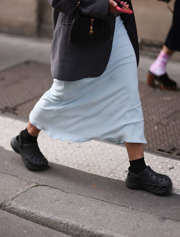 20. "Кроксы. Это буквально резиновые сабо с дырками в них. Я ненавижу, когда я на работе, а весь персонал в халатах и кроксах. Это так мерзко. Что, если какая-то телесная жидкость попадет в одно из этих отверстий? Ты думаешь об этом? К тому же, они такие уродливые!"