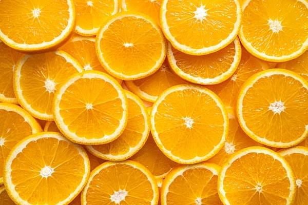Kış aylarının en sevilen meyvelerinden biri olan portakal, sahip olduğu C vitamini sayesinde tüketildiği evlere şifa getirir. Vücudunuzu koruma altına almak ve enfeksiyon hastalıklarından uzak kalmak için mart ayı bitmeden bol bol portakal tüketebilirsiniz.