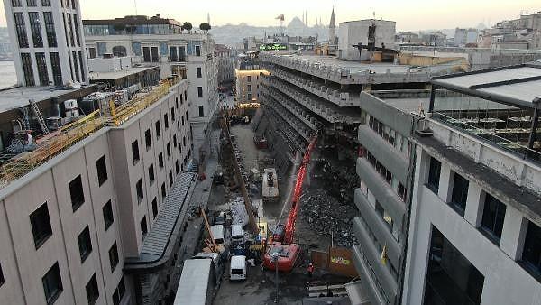İstanbul'un ilk katlı otoparkı olan ve 600 araç kapasitesiyle günde ortalama bin 500 araca hizmet veren yapıda otopark kullanımları Eylül ayında durdurulmuş, 46 yıllık binanın giriş bölümünde hizmet veren işletmeler ise İBB ile gerçekleştirilen karşılıklı görüşmeler sonucunda Ekim ayında kepenk kapatmıştı. Yıkılacak binanın yerine İBB Meclisi'nde oy birliği ile kabul edilen 'Karaköy Meydan Projesi' kapsamında 560 araçlık zemin altı otoparkı inşa edileceği bilgisi verilmişti. Çalışmaların tamamlanması sonucunda binanın bulunduğu 7 bin metrekarelik alanın proje kapsamında Karaköy Meydanı'na dahil olacağı öğrenildi.